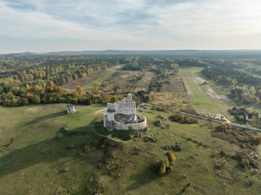 Sonbaharda Mirow Kalesi 'nin insansız hava aracı görüntüsü. Eski ortaçağ kalesi, Polonya 'nın Mirow köyündeki kraliyet kalesi. Polonya 'nın Jurassic Highland bölgesindeki Kartal Yuvaları' nda Jurasik kireç taşı kayaları.