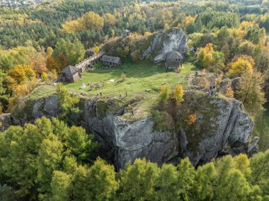 Birow Hill 'deki kalenin hava aracı görüntüsü. Sonbaharda kireç taşı tepesi. Polonya 'nın Ogrodzieniec kentindeki Podzamcze köyündeki Czestochowa Upland' da Birow Hill 'de yeniden inşa edilen kale.. 