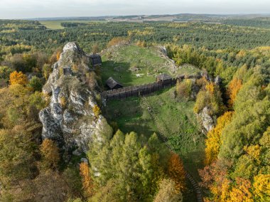 Birow Hill 'deki kalenin hava aracı görüntüsü. Sonbaharda kireç taşı tepesi. Polonya 'nın Ogrodzieniec kentindeki Podzamcze köyündeki Czestochowa Upland' da Birow Hill 'de yeniden inşa edilen kale.. 