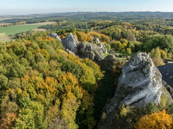 Polonya 'daki Ogrodzieniec Ortaçağ kalesinin insansız hava aracı görüntüsü. Ogrodzieniec, Podzamcze şatosu sonbaharda. Silezya 'daki Polonya Jurassic Highland' daki Kartal Yuvaları. Kireçtaşı kalesi harabeye döndü. 