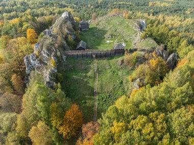 Birow Hill 'deki kalenin hava aracı görüntüsü. Sonbaharda kireç taşı tepesi. Polonya 'nın Ogrodzieniec kentindeki Podzamcze köyündeki Czestochowa Upland' da Birow Hill 'de yeniden inşa edilen kale.. 