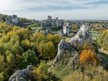 Polonya 'daki Ogrodzieniec Ortaçağ kalesinin insansız hava aracı görüntüsü. Ogrodzieniec, Podzamcze şatosu sonbaharda. Silezya 'daki Polonya Jurassic Highland' daki Kartal Yuvaları. Kireçtaşı kalesi harabeye döndü. 