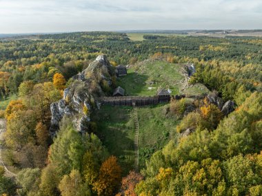 Birow Hill 'deki kalenin hava aracı görüntüsü. Sonbaharda kireç taşı tepesi. Polonya 'nın Ogrodzieniec kentindeki Podzamcze köyündeki Czestochowa Upland' da Birow Hill 'de yeniden inşa edilen kale.. 