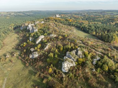 Sonbaharda Bobolice Kalesi 'nin insansız hava aracı görüntüsü. Kireçtaşı Kalesi harabeleri. Eski ortaçağ kalesi, Bobolice, Poland.Stronghold Kartalları Polonya' daki Jurassic Highland Nests köyündeki kraliyet kalesi.