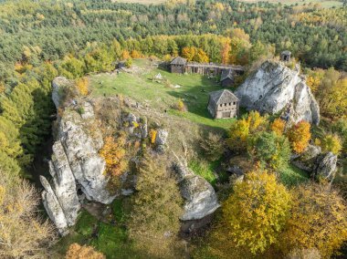 Birow Hill 'deki kalenin hava aracı görüntüsü. Sonbaharda kireç taşı tepesi. Polonya 'nın Ogrodzieniec kentindeki Podzamcze köyündeki Czestochowa Upland' da Birow Hill 'de yeniden inşa edilen kale.. 