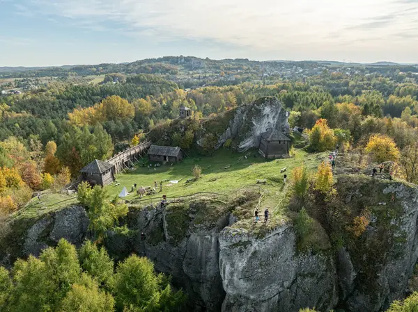 Birow Hill 'deki kalenin hava aracı görüntüsü. Sonbaharda kireç taşı tepesi. Polonya 'nın Ogrodzieniec kentindeki Podzamcze köyündeki Czestochowa Upland' da Birow Hill 'de yeniden inşa edilen kale.. 