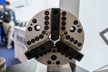 Büyük torna tezgahı. Torna ve büyük Chuck. CNC makinelerindeki kısmi klempleme sistemleri. Parçaları kıskaçlamak için ahlak masası. Yuvarlak parçaları klemplemek için tutucu.