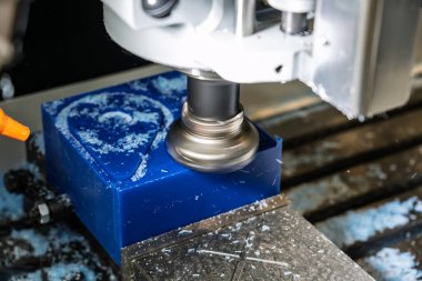 Metal çalışan CNC soğutuculu değirmen makinesi. Bir parça plastik öğütüyorum. Endüstriyel metal kesme işlemi. Değirmen aracı CNC değirmen makinesinde çalışır