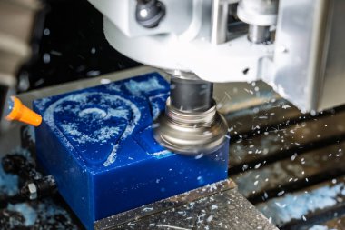 Metal çalışan CNC soğutuculu değirmen makinesi. Bir parça plastik öğütüyorum. Endüstriyel metal kesme işlemi. Değirmen aracı CNC değirmen makinesinde çalışır