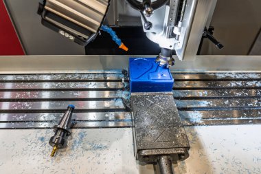 Metal çalışan CNC soğutuculu değirmen makinesi. Bir parça plastik öğütüyorum. Endüstriyel metal kesme işlemi. Değirmen aracı CNC değirmen makinesinde çalışır