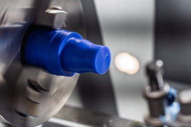 Cnc makinesi. CNC torna makinesi ya da dönme makinesi. Aletler ve Chuck ile sayısal kontrol makinesi çevirmek. Bir CNC makinesinin iç görüntüsü. CNC Torna İç mimarisi.