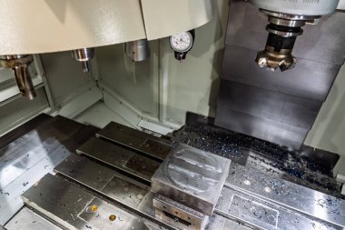 Alet dergisi ve CNC değirmen makinesinin içi. Değirmen makine merkezi. CNC makinelerini döndürme ve değirmenleme ölçümü için 3B Sensör.