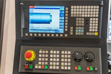 Cnc makine masaüstü programlama. CNC torna makinesi ya da dönme makinesi. Aletlerle sayısal kontrol makinesini döndürmek ve otomotiv fırlatmak. CNC programlama. 