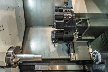Cnc makinesi. CNC torna makinesi ya da dönme makinesi. Aletler ve Chuck ile sayısal kontrol makinesi çevirmek. Bir CNC makinesinin iç görüntüsü. CNC Torna İç mimarisi.