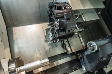 Cnc makinesi. CNC torna makinesi ya da dönme makinesi. Aletler ve Chuck ile sayısal kontrol makinesi çevirmek. Bir CNC makinesinin iç görüntüsü. CNC Torna İç mimarisi.