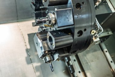 Cnc makinesi. CNC torna makinesi ya da dönme makinesi. Aletler ve Chuck ile sayısal kontrol makinesi çevirmek. Bir CNC makinesinin iç görüntüsü. CNC Torna İç mimarisi.