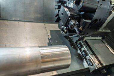 Cnc makinesi. CNC torna makinesi ya da dönme makinesi. Aletler ve Chuck ile sayısal kontrol makinesi çevirmek. Bir CNC makinesinin iç görüntüsü. CNC Torna İç mimarisi.