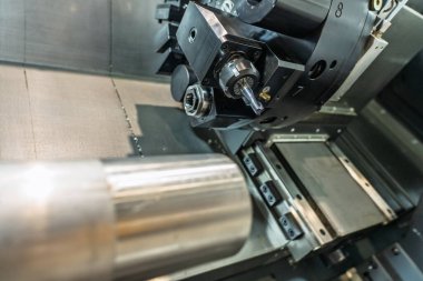 Cnc makinesi. CNC torna makinesi ya da dönme makinesi. Aletler ve Chuck ile sayısal kontrol makinesi çevirmek. Bir CNC makinesinin iç görüntüsü. CNC Torna İç mimarisi.
