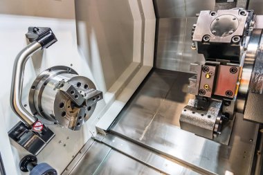Cnc makinesi. CNC torna makinesi ya da dönme makinesi. Aletler ve Chuck ile sayısal kontrol makinesi çevirmek. Bir CNC makinesinin iç görüntüsü. CNC Torna İç mimarisi.