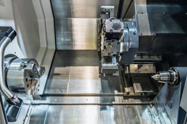 Cnc makinesi. CNC torna makinesi ya da dönme makinesi. Aletler ve Chuck ile sayısal kontrol makinesi çevirmek. Bir CNC makinesinin iç görüntüsü. CNC Torna İç mimarisi.