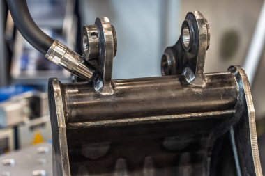 Robot çeliği kaynak yapar. Kaynak kafa. Kaynak robotu. CNC kaynaklama. Kaynak işleminin robotlaştırılması ve otomasyonu. Robot kaynak çeliği. Endüstriyel kaynak robotu ve metal parçalarıyla çalışıyor.