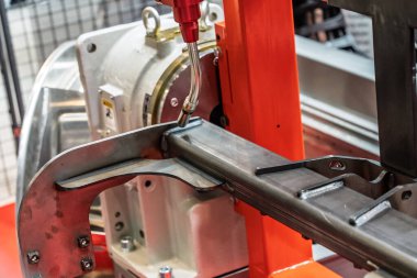 Robot çeliği kaynak yapar. Kaynak kafa. Kaynak robotu. CNC kaynaklama. Kaynak işleminin robotlaştırılması ve otomasyonu. Robot kaynak çeliği. Endüstriyel kaynak robotu ve metal parçalarıyla çalışıyor.