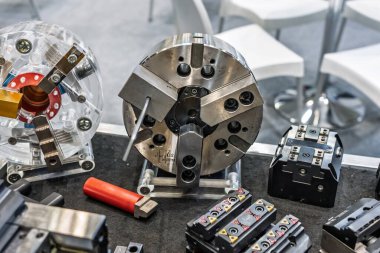 Büyük torna tezgahı. Torna ve büyük Chuck. CNC makinelerindeki kısmi klempleme sistemleri. Parçaları kıskaçlamak için ahlak masası. Yuvarlak parçaları klemplemek için tutucu.