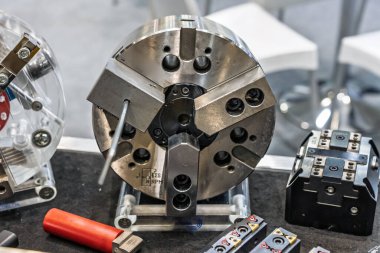 Büyük torna tezgahı. Torna ve büyük Chuck. CNC makinelerindeki kısmi klempleme sistemleri. Parçaları kıskaçlamak için ahlak masası. Yuvarlak parçaları klemplemek için tutucu.