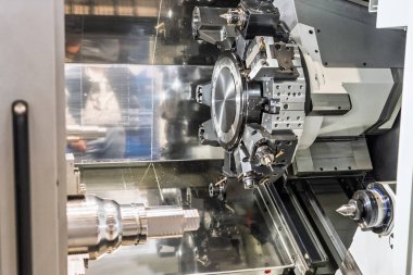 Cnc makinesi. CNC torna makinesi ya da dönme makinesi. Aletler ve Chuck ile sayısal kontrol makinesi çevirmek. Bir CNC makinesinin iç görüntüsü. CNC Torna İç mimarisi.
