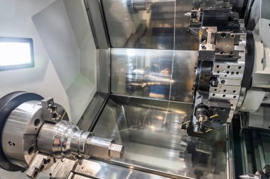 Cnc makinesi. CNC torna makinesi ya da dönme makinesi. Aletler ve Chuck ile sayısal kontrol makinesi çevirmek. Bir CNC makinesinin iç görüntüsü. CNC Torna İç mimarisi.