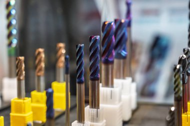 Düz ya da kare karpit son değirmeni aletleri. CNC dönüşleri ve değirmen makineleri için kesme aracı. Torna ve değirmen makinelerinde makine yapmak için aletler. Sayısal makinelerdeki makineler için değirmenlerin sonu