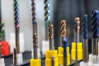 Düz ya da kare karpit son değirmeni aletleri. CNC dönüşleri ve değirmen makineleri için kesme aracı. Torna ve değirmen makinelerinde makine yapmak için aletler. Sayısal makinelerdeki makineler için değirmenlerin sonu