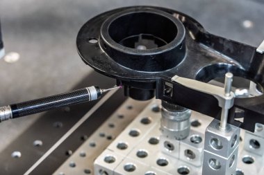 Makine kalite kontrol parçalarında 3 boyutlu hassasiyet ölçümü. CNC makinesinden sonra tamamlanmış parçalar için ölçüm makinesi. Ölçüm makinesi. 3B koordinat ölçüm makinesi.