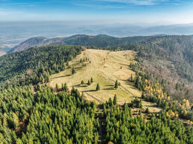 Sonbaharda Beskid dağlarının hava aracı görüntüsü. Dağlardaki renkli sonbahar ağaçları ve ormanlar. Glinne, Radziechowska, Barania in the Polish Beskids. Silezya Beskid 'inde güzel güneşli bir sonbahar.