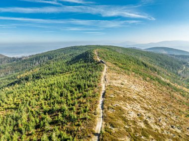 Sonbaharda Beskid dağlarının hava aracı görüntüsü. Dağlardaki renkli sonbahar ağaçları ve ormanlar. Glinne, Radziechowska, Barania in the Polish Beskids. Silezya Beskid 'inde güzel güneşli bir sonbahar.