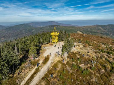 Ram Dağı 'nın hava aracı görüntüsü. Barania dağı Silesian Beskids' da kubbeli. Barania Hill Ram Dağı doğa koruma alanı. Dağın tepesindeki gözlem kulesi. Beskid Dağlarında Sonbahar.