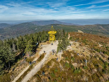 Ram Dağı 'nın hava aracı görüntüsü. Barania dağı Silesian Beskids' da kubbeli. Barania Hill Ram Dağı doğa koruma alanı. Dağın tepesindeki gözlem kulesi. Beskid Dağlarında Sonbahar.