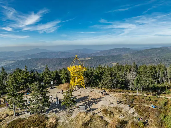 Ram Dağı 'nın hava aracı görüntüsü. Barania dağı Silesian Beskids' da kubbeli. Barania Hill Ram Dağı doğa koruma alanı. Dağın tepesindeki gözlem kulesi. Beskid Dağlarında Sonbahar.