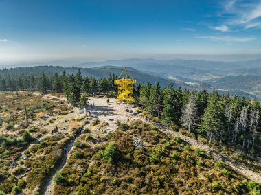 Ram Dağı 'nın hava aracı görüntüsü. Barania dağı Silesian Beskids' da kubbeli. Barania Hill Ram Dağı doğa koruma alanı. Dağın tepesindeki gözlem kulesi. Beskid Dağlarında Sonbahar.