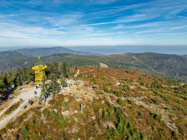 Ram Dağı 'nın hava aracı görüntüsü. Barania dağı Silesian Beskids' da kubbeli. Barania Hill Ram Dağı doğa koruma alanı. Dağın tepesindeki gözlem kulesi. Beskid Dağlarında Sonbahar.