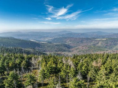 Ram Dağı 'nın hava aracı görüntüsü. Barania dağı Silesian Beskids' da kubbeli. Barania Hill Ram Dağı doğa koruma alanı. Dağın tepesindeki gözlem kulesi. Beskid Dağlarında Sonbahar.
