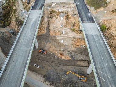 Viyadük ve tünelleri olan bir otoyol inşaatı Baskid dağları. Sonbaharda dağlarda tamamlanmamış otoyol inşaatının insansız hava aracı görüntüsü. Beskid dağlarında otoyol inşaatı.