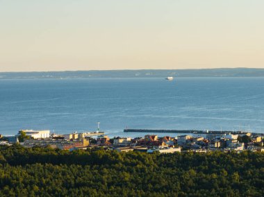 Polonya 'da Hel Plajı. Denizde ve koyda gün batımı, Poland. Hel City. Polonya, Baltık Denizi ve Puck Körfezi 'ndeki Hel Yarımadası' nın havadan görünüşü. Yukarıdan insansız hava aracı tarafından havadan çekilmiş bir fotoğraf. Poland hel yarımadasının sonu. 