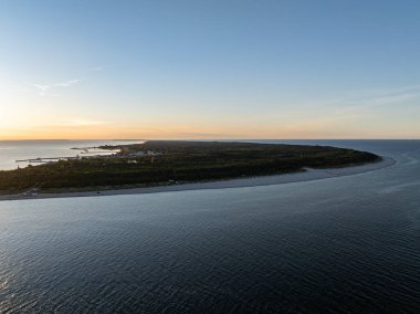 Hel şehri. Polonya, Baltık Denizi ve Puck Körfezi 'ndeki Hel Yarımadası' nın havadan görünüşü. Yukarıdan insansız hava aracı tarafından yapılan hava videosu. Poland hel yarımadasının sonu. Polonya 'da Hel Plajı. Polonya 'da gün batımı.