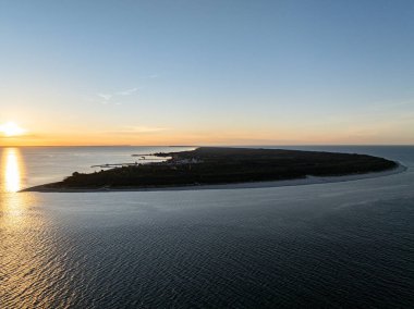 Hel şehri. Polonya, Baltık Denizi ve Puck Körfezi 'ndeki Hel Yarımadası' nın havadan görünüşü. Yukarıdan insansız hava aracı tarafından yapılan hava videosu. Poland hel yarımadasının sonu. Polonya 'da Hel Plajı. Polonya 'da gün batımı.