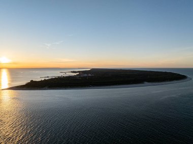 Hel şehri. Polonya, Baltık Denizi ve Puck Körfezi 'ndeki Hel Yarımadası' nın havadan görünüşü. Yukarıdan insansız hava aracı tarafından yapılan hava videosu. Poland hel yarımadasının sonu. Polonya 'da Hel Plajı. Polonya 'da gün batımı.