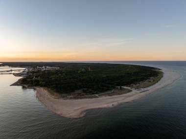 Hel şehri. Polonya, Baltık Denizi ve Puck Körfezi 'ndeki Hel Yarımadası' nın havadan görünüşü. Yukarıdan insansız hava aracı tarafından yapılan hava videosu. Poland hel yarımadasının sonu. Polonya 'da Hel Plajı. Polonya 'da gün batımı.