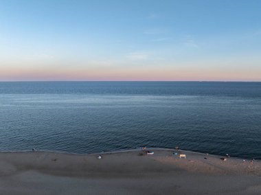 Hel şehri. Polonya, Baltık Denizi ve Puck Körfezi 'ndeki Hel Yarımadası' nın havadan görünüşü. Yukarıdan insansız hava aracı tarafından yapılan hava videosu. Poland hel yarımadasının sonu. Polonya 'da Hel Plajı. Polonya 'da gün batımı.