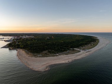 Hel şehri. Polonya, Baltık Denizi ve Puck Körfezi 'ndeki Hel Yarımadası' nın havadan görünüşü. Yukarıdan insansız hava aracı tarafından yapılan hava videosu. Poland hel yarımadasının sonu. Polonya 'da Hel Plajı. Polonya 'da gün batımı.