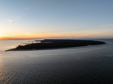 Hel şehri. Polonya, Baltık Denizi ve Puck Körfezi 'ndeki Hel Yarımadası' nın havadan görünüşü. Yukarıdan insansız hava aracı tarafından yapılan hava videosu. Poland hel yarımadasının sonu. Polonya 'da Hel Plajı. Polonya 'da gün batımı.